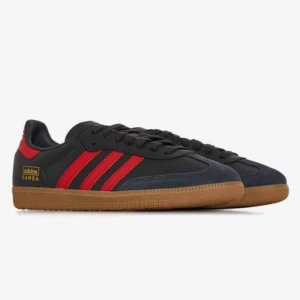 Rare vintage Adidas Gazelle - Snygga Adidas Gazelle sneakers i grå mocka med klassiska tre ränder i rött och blått. Skorna har en gummisula och snörning för en bekväm passform. Perfekta för en stilren och sportig look.