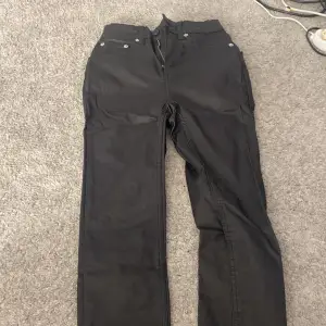 Snygga svarta byxor från 157 i storlek XS. Byxorna har en klassisk design med dragkedja och knappar. Perfekta för en stilren look.