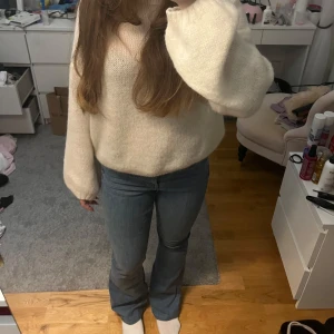 Bootcut Jeans - Ett par blåa bootcut jeans som har lite slitning/hål längst ner, på grund av att de är lite för långa för mig💗