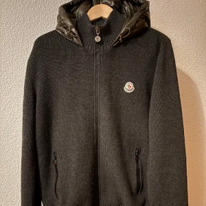 Moncler cardigan  - Moncler cardigan size L 8,5/10 Pris 4499🌟Vid frågor och funderingar är det bara att höra av sig🙌 (Oliv grön på ryggen)🤩