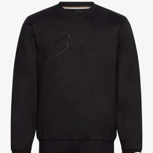 Helt oanvänd. Kommer i original förpackning. Ingen post bara mötes. Endast kontant. Snygg svart sweatshirt från Boss med broderad logga på bröstet. Tröjan har långa ärmar och en klassisk rund halsringning. Perfekt för en stilren look. NYPRIS: 2000kr