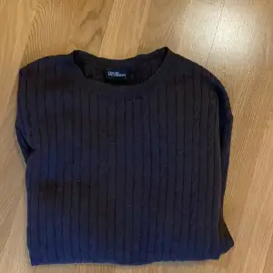Säljer en stilren brun tröja från Oscar Jacobson i storleken L. Tröjan är knappt använd och har ett mycket bra skick! Hör av er vid frågor eller funderingar!