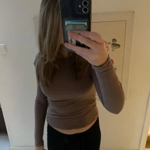 Brun långärmad topp från NLY Trend - Säljer en brun långärmad topp från NLY Trend. Toppen har en tight passform. Använd ca 1 gång🤎