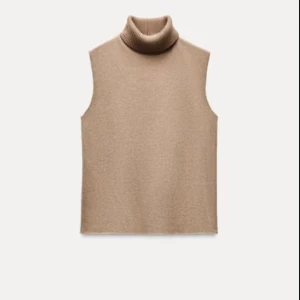 Beige stickad väst - Stickat linne med polo från Zara. Aldrig använd!💗slutsåld på hemsidan!