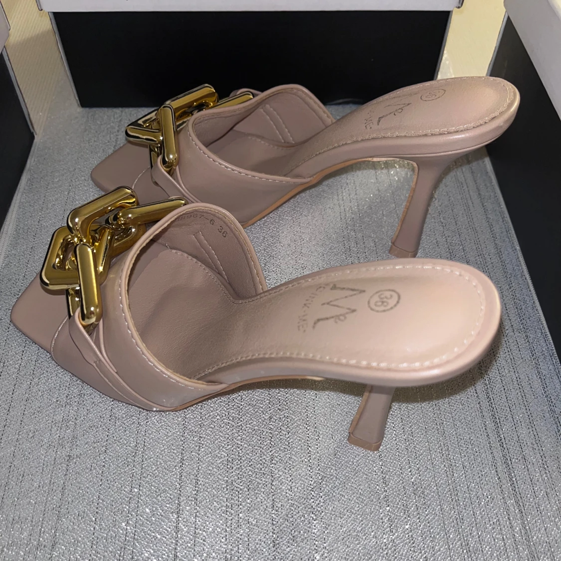 Beige sandaler med gulddetaljer - 2