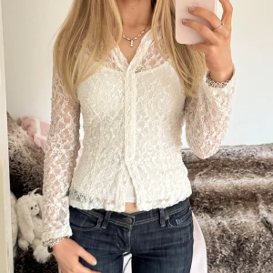 spets skjorta - såå fin vit spetsskjorta som passar bra ensam men också med ett linne/tshirt under! materialet är strechigt så skjortan passar storlek s-m ⊹ jag är 173cm & stl S/36/28 för referens ⊹ läs POLICY (i gillade inlägg) innan köp ⊹ använd gärna ”Köp” ⊹ 