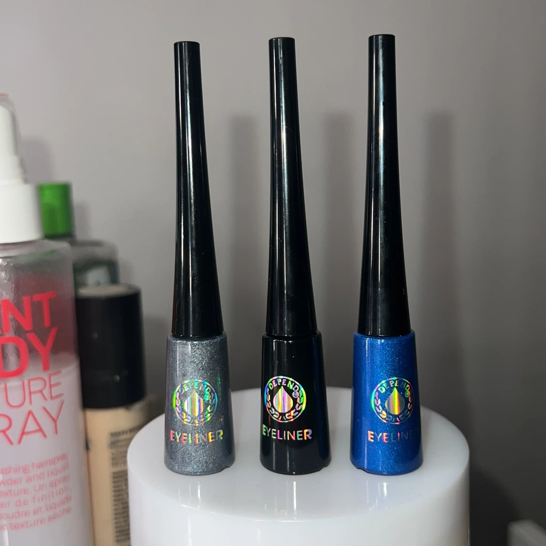 Tre flytande eyeliners i olika färger