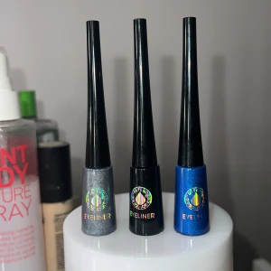 Tre flytande eyeliners i olika färger - Säljer tre flytande eyeliners i färgerna silver, blå och svart från depend.  Kommer i smidiga flaskor med långa applikatorer för enkel applicering.