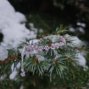 ~ Handgjort lila armband ~ - Lila armband med små blommor och pärlor. Perfekt för att ge en färgklick till din outfit. Armbandet har smyckeslås och kedja i silver.