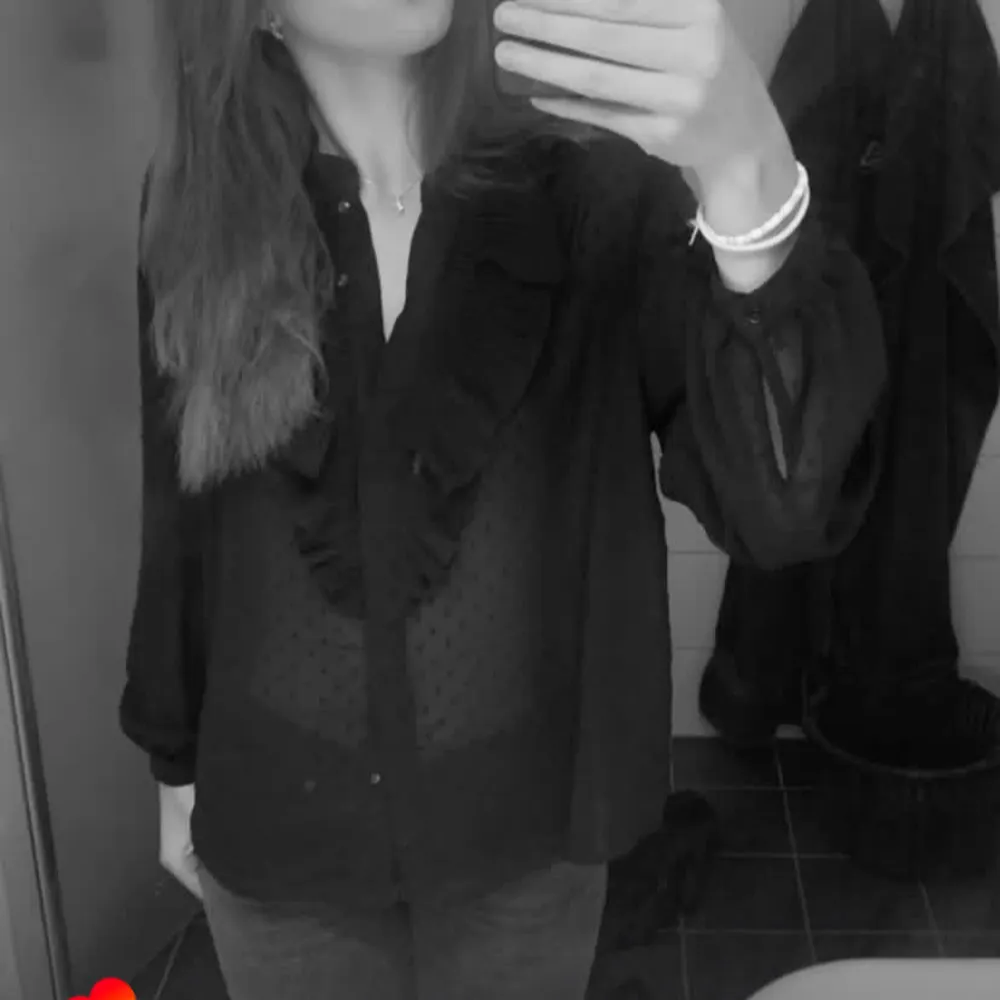 JĂ€tte fin svart blus med volang i bra skick, inga defekterđđ Ăr i storlek S men passar XS ocksĂ„ . Puserot.