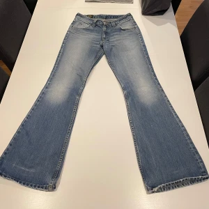 Lågmidjade bootcut jeans från Lee - Tjena, säljer nu min väns bootcut jeans från Lee. Skriv gärna om ni har några funderingar🤩💭