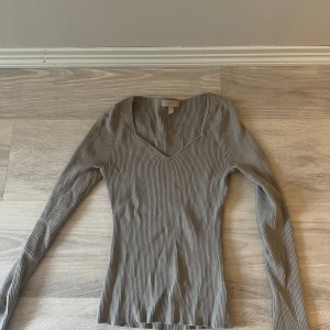 Grå stickad tröja  - Skriv gärna vid frågor eller om du vill ha fler frågor .