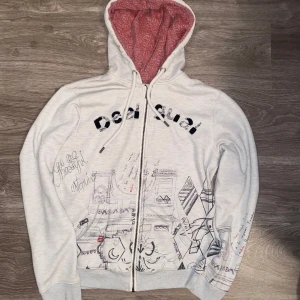 Desigual Kofta - Hej! Säljer denna tvärfeta Desigual Koftan 🔥|| Skick : Mycket Bra || Storlek : L (Sitter som M) || Har du några frågor är det bara att höra av sig 💫