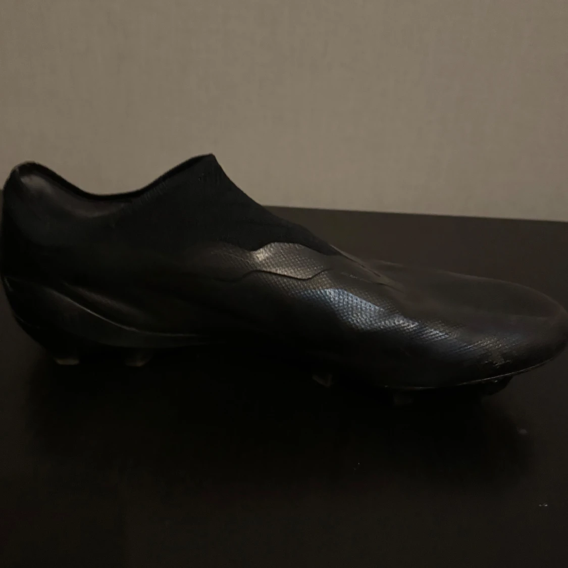 Svarta fotbollsskor med blå detaljer - 3