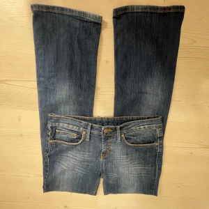 Blå Lågmidjade bootcut jeans - Snygga blå bootcut jeans med låg midja och klassisk femficksdesign. Midjemåttet 41, Innerbenslängd 82 och grenmått 21. Jag är 167💗
