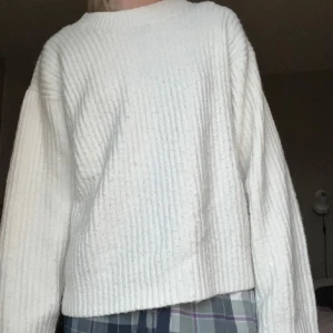 Vit stickad tröja  - Vit ribbstickad tröja som inte kommer till användning längre! Såå fin passform. Lite nopprig annars bra skick💞