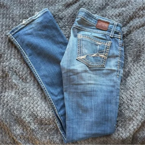 Världens finaste jeans - Säljer för de blivit för små. Har endast små defekter längst nere vid fötterna (kan skicka bilder om det önskas) 💕 Midjemått rakt över är : 37cm och innerbenslängden är 77/78💕