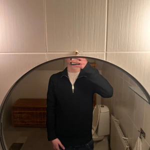 Halfzip tröja - Säljer en stilren svart tröja med dragkedja vid halsen. Från Jack and Jones