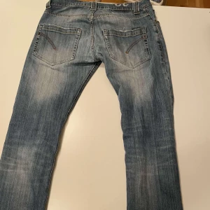 Blå jeans från Dondup  - Snygga blå jeans från Dondup. Jeansen har en lätt slitning på framsidan och en smal passform som ger en modern look. Perfekta för en avslappnad stil💥