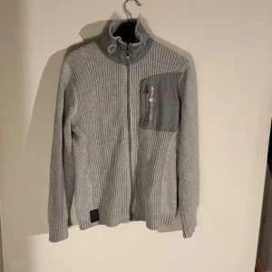 Sailracing cardigan  - Fin sailracing cardigan i storlek s