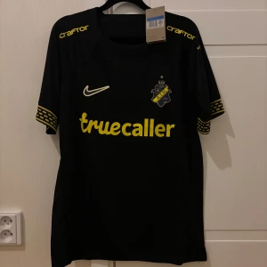 AIK 24-25 Hemma Tröja  - Säljer denna AIK tröja då jag råkade beställa fel storlek. Tröjan är helt ny aldrig använd och är i storlek M. Priset jag köpte den för var 899kr men säljer den för 600kr. Vid eventuella frågor eller mer bilder skriv bara och vid eventuell snabb affär kan priset diskuteras.