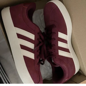 Vinröda sneakers från Adidas - Helt oanvända!!