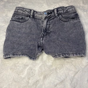 Grå jeansshorts - Snygga grå jeansshorts med klassisk femficksdesign och knappgylf. Perfekta för en avslappnad stil. De har en lågmidjad passform och är tillverkade i slitstarkt denim. Pris kan diskuteras❣️❤️