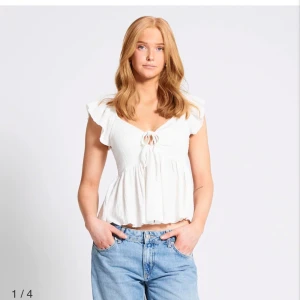 Vit blus med knytning - En söt topp från Lager 157💕använd ett fåtal gånger men tröjan är fortfarande i ett bra skick💕💕