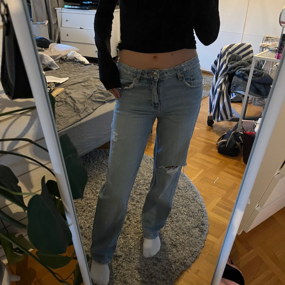 Blå jeans med slitningar från Ginatricot 