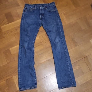 Blåa Levis 501 28/32  - Ett par stilrena levis 501or i en djup blå färg🌊. Byxorna har minimala hål vid jumsken som går att se på bild 5. Om ni har några frågor eller funderingar är detta bara att skriva, priset är diskuterbart vid snabb och smidig affär 😊