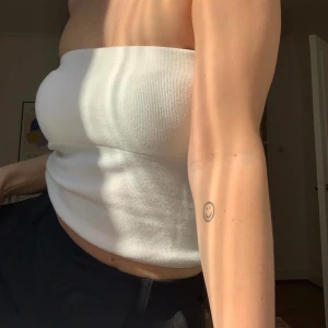 Djerf Avenue Tube Top - Tube top från Djerf Avenue i färgen Sugar. Använd men fortfarande i fint skick. Sömmen har släppt lite vid kanten, se sista bild. Inget märkbart som syns när man har den på sig! Lite kortare i modellen.