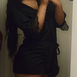 Svart kort morgonrock med spetsdetaljer - Snygg svart kort morgonrock med spetsdetaljer på ärmarna.  Jag kunde inte välja storlek i appen men den är i storlek S