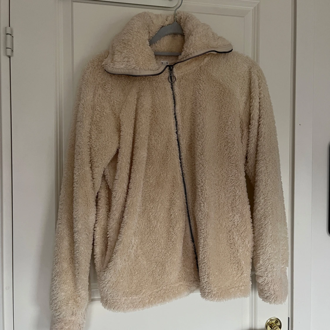 Beige teddyjacka från Undiz