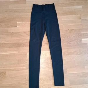 Svarta leggings - Snygga svarta leggings med hög midja. Perfekta för en bekväm och stilren look. Passar till både avslappnade och mer uppklädda tillfällen.