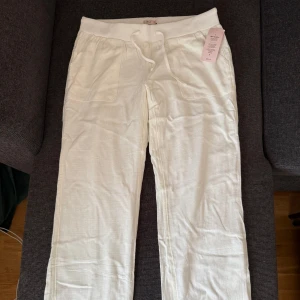 NELLY Linnebyxor - NYA - Aldrig använda linnebyxor från Nelly, endast testade. Tyvärr lite korta för mig som är 178cm med långa ben. Jättesköna med knytning i midjan🤍  💖 Säljes i befintligt skick 💖 Köparen står för frakten
