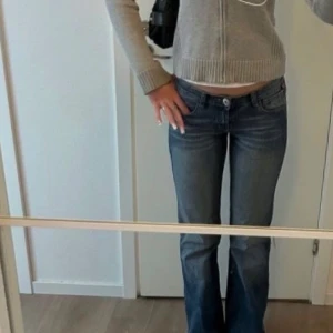  Lågmidjade ZARA jeans - .skitsnygga Zara wide-leg jeans. De är i storlek 34 och ganska lång sitter perfekt för mig som är 175.(L34). Sitter perfekt och ganska bekväm. Använd endast en gång.