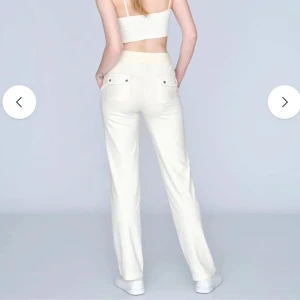 Vita Juicy Couture byxor (pris kan diskuteras) - Jag säljer ett par vita juicy couture byxor i stl xxs. De är i bra skick, förutom att den saknar en metal sak på snöret, därpå det låga priset! (Priset kan även diskuteras)