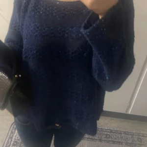 Mörkblå glittrig tröja - Säljer en snygg mörkblå glittrig stickad tröja. Passar till alla tillfällen😍😍