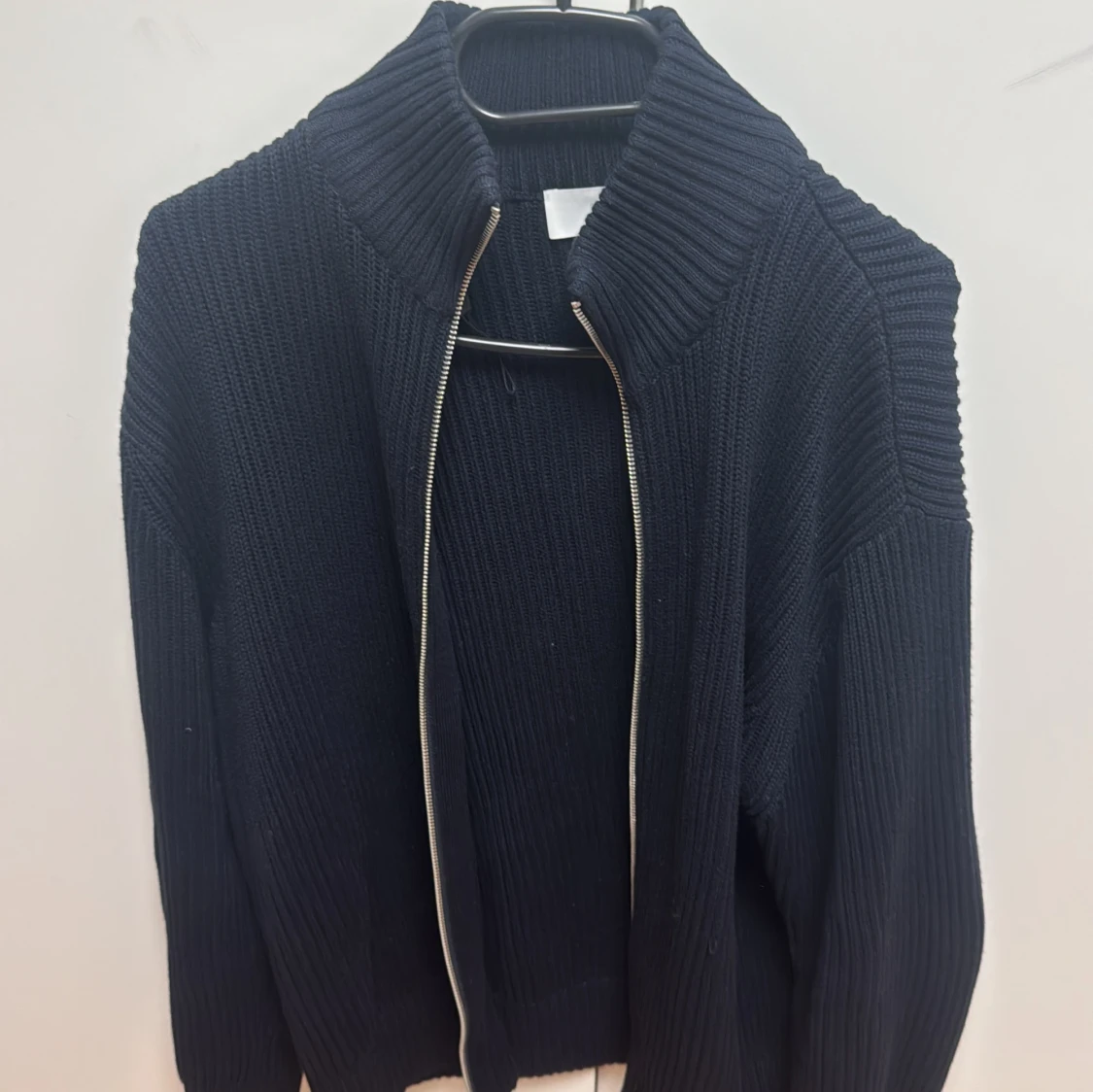 Svart stickad kofta med dragkedja - 1