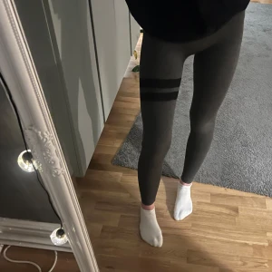 Träningstights från stronger - Säljer dom här träningstightsen från stronger då dom inte kommer till användning längre💖 sparsamt använda och inga defekter💖
