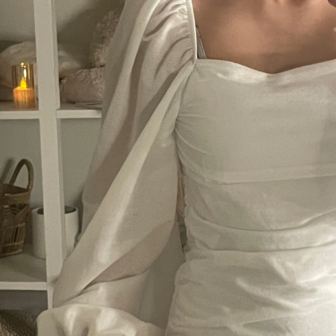 Vit klänning med puffärmar - 1