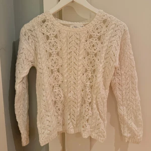 Stickad tröja  - Säljer denna jättefina stickade tröjan, bra skick och inga defekter.