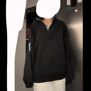 Svart hoodie med dragkedja - Inga defekter 