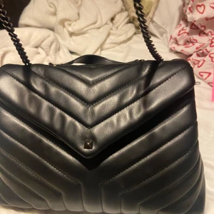 Svart  axelväska med kedja - Säljer min fina väska den är aldrig använd❤️ny, köpt på scorett för 600kr för en månad sedan.