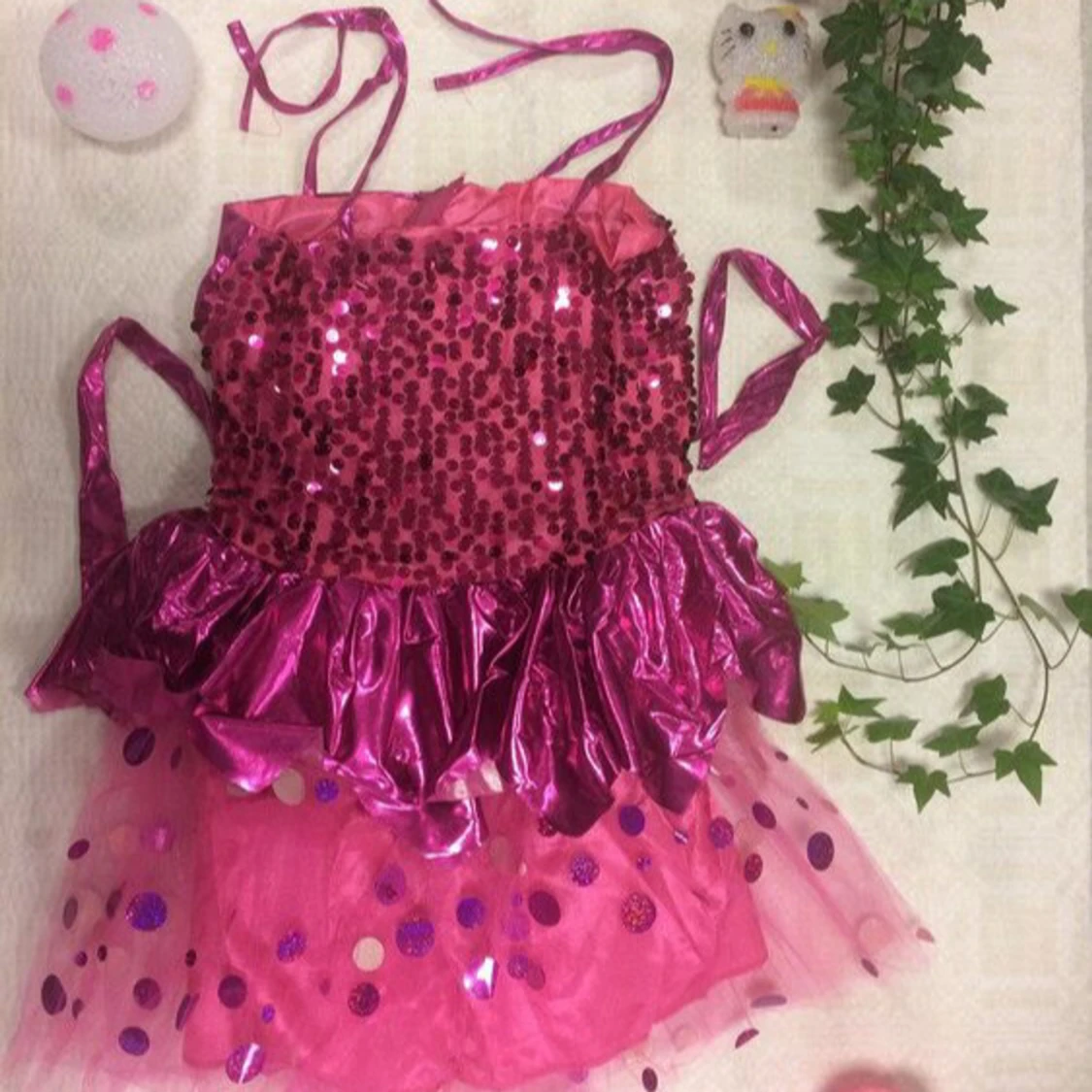 Flicka klänning med glittriga detaljer - 1