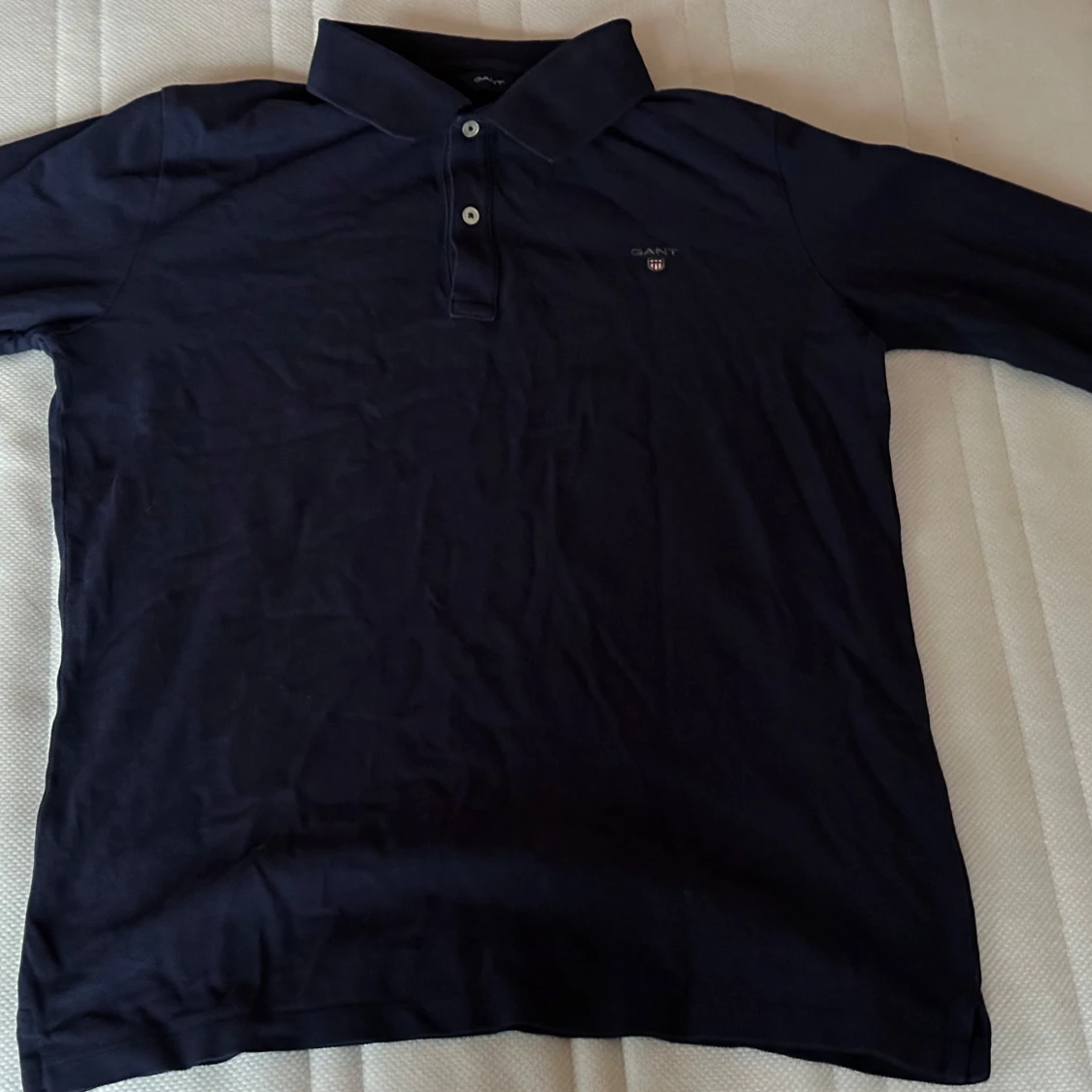 Mörkblå pikétröja från GANT - 1