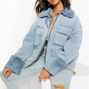 Jeansjacka med pälsdetaljer - Cool jeansjacka med pälsdetaljer från Boohoo. Endast använd 2 gånger så är som ny i skicket☺️ säljes på grund av att den inte kommer till användning. Ordinarie pris 1300 kr. 