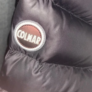Colmar jacka  - En Colmar jacka i fint skick, storlek 52/L sitter bra på mig som är 190 och väger runt 75 kg. Nypris ligger på runt 4000 kr. endast en liten defekt som man kan se på bild 4. Inget som stör och syns knappt vid användning. Priset går att diskutera vid snabb och smidig affär!