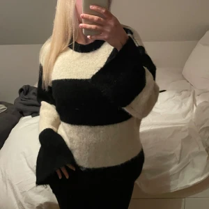 Randig stickad tröja i svart och beige - Köpt från Nakd i strl XS, aldrig använd! Oversized med vida ärmar och skönt material🫶🏼