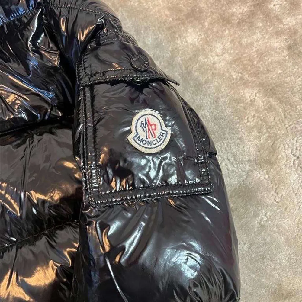 Moncler Maya jacka äkta till salu i super bra skick, använd ett fåtal gånger, inga defekter eller liknande på jackan, Vid frågor eller diskutering av pris Skriv PM. Möts upp inom Göteborg och fraktar runt hela Landet 🚚📦. Takit.